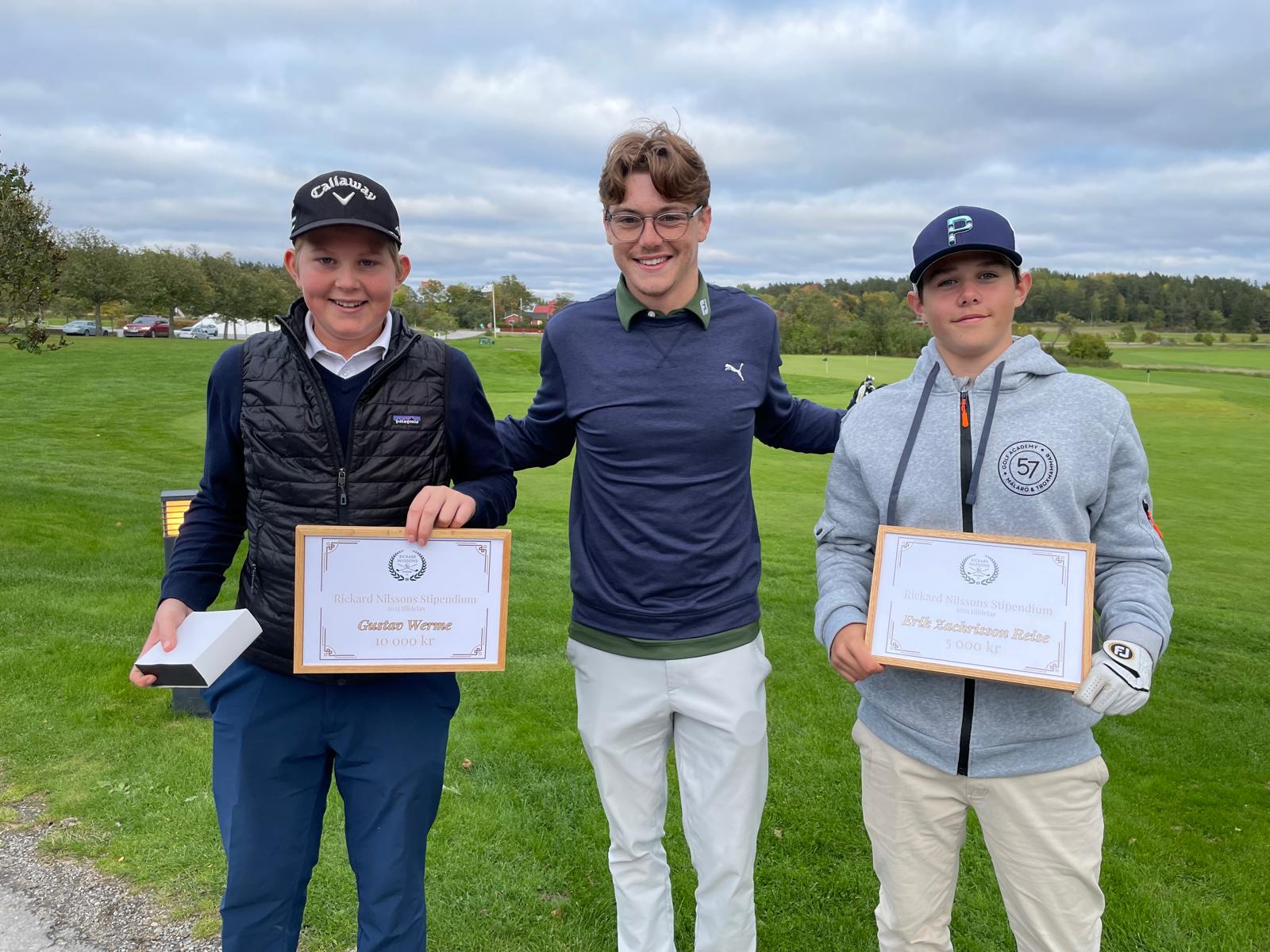 Året stipendiater Gustav och Erik tillsammans med tränare David Lundeén