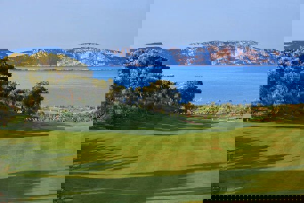 Följ med till COSTA NAVARINO i vår