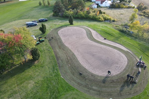 Renoveringen av greenerna framskrider enligt plan